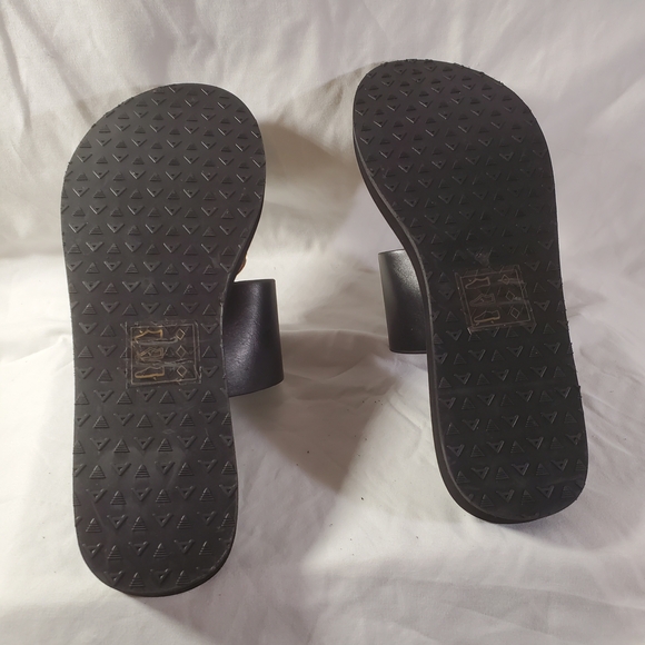 Aldo Women's Sandals in Black with Gold Accents - Picture 5 of 6